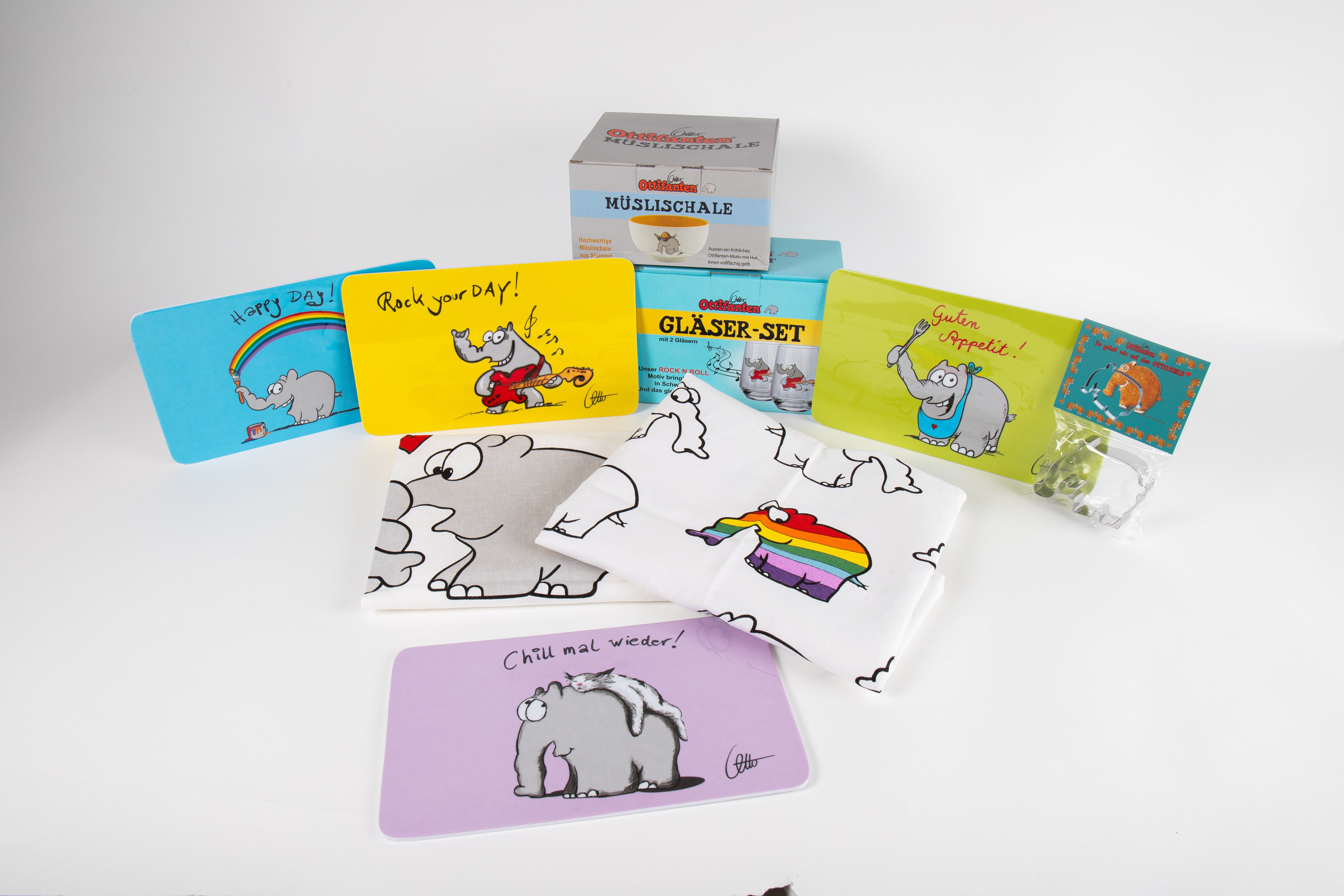 Küchenartikel mit Ottifanten, wie z.B. Brettchen, Küchenhandtücher, Geschirr, Müslischalen, Tassen, Keksausstecher und Gläser in bunten Farben