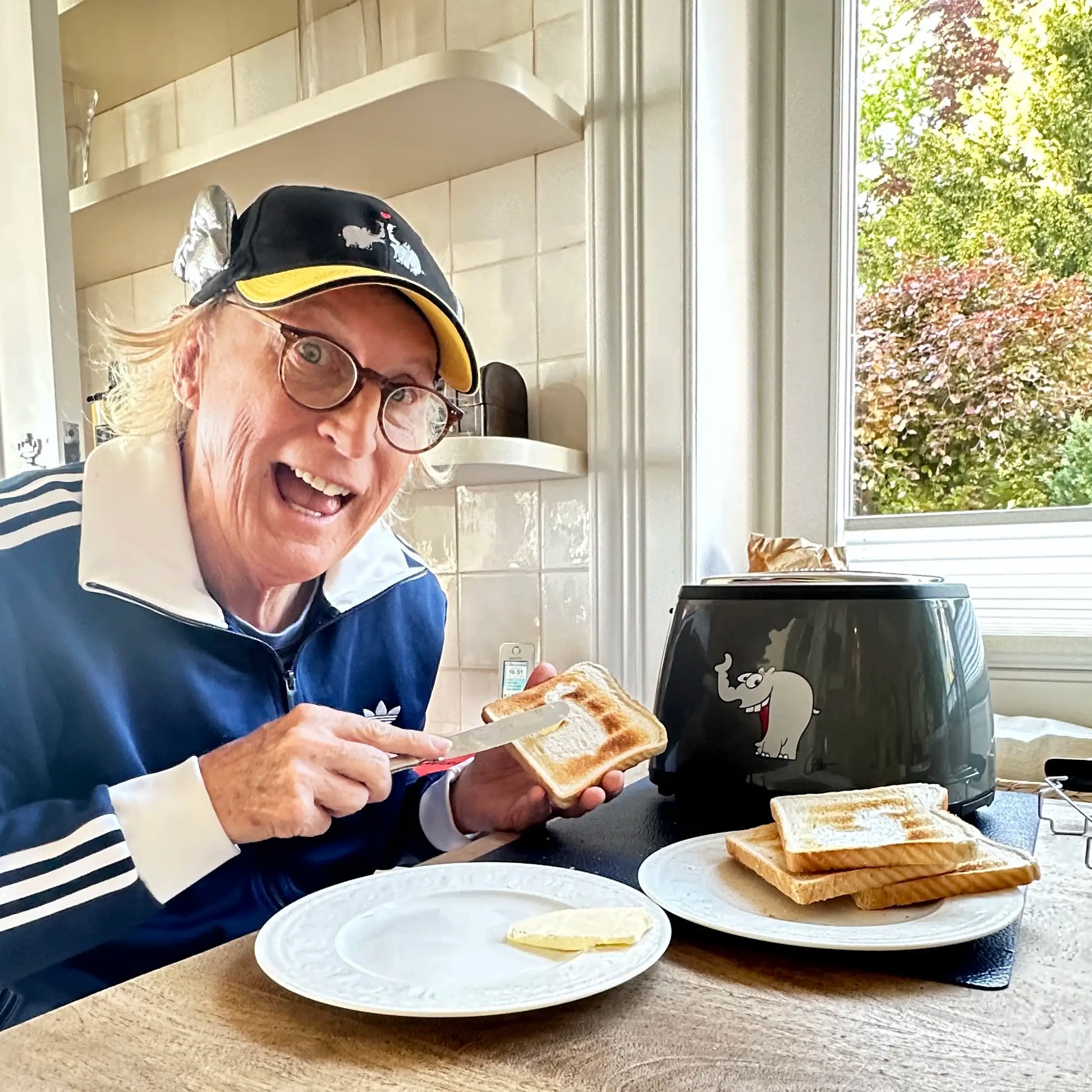 Otto Waalkes mit Ottifanten Toaster bei sich zu Hause